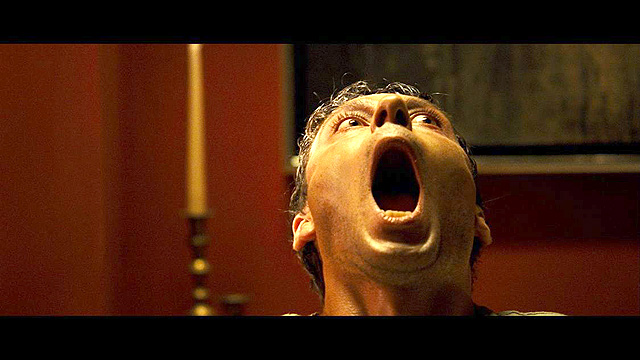 La Cuarta Fase: Una de las escenas de abducción, es muy evidente el parecido a una posesión (que está muy de moda el tema)