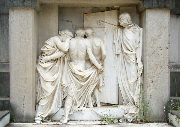 Cementerio de Guadalajara. La vida (hierba) se abre camino entre la piedra y bajo los pies de la muerte