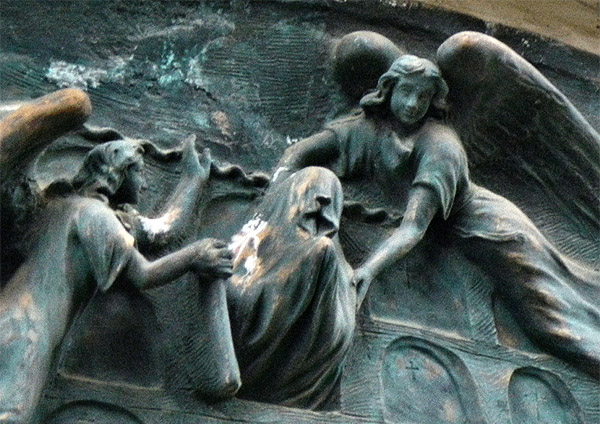 Los ángeles sacan al muerto de la tumba, suponemos que para llevarlo al cielo.