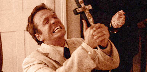 El último exorcismo. Patrick Fabian, interpreta a un auténtico farsante, además de un payaso