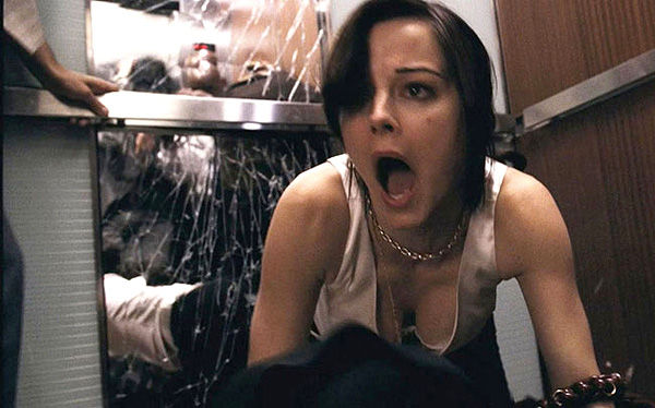 La trampa del mal. Shyamalan. Fotograma. Terror en el ascensor