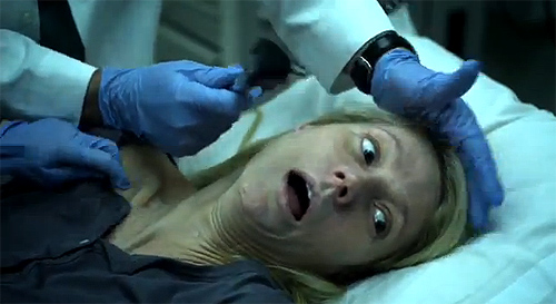 Fotograma de "Contagio". El personaje que interpreta Paltrow sufre una convulsión