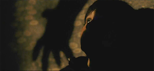 Fotograma de "Intruders". La mano del monstruo también recuerda a "Insidious"