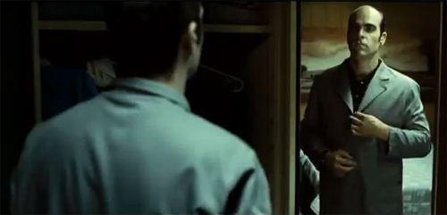 Luis Tosar. Fotograma de "Mientras duermes". Los espejos parecen omnipresentes