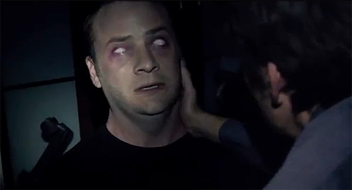 Evan Helmuth poseído y con los ojos en blanco en "The Devil Inside"