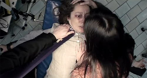 Relación central entre madre e hija en "The Devil Inside" y punto de vista del exorcista