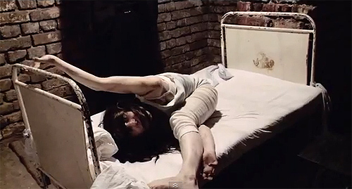 No podían faltar las habituales escenas de contorsionismo de la poseída, ¿ganará el concurso "The Devil Inside"?