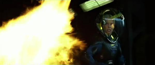 charlize-theron-prometheus-lanzallamas Charlize Theron en "Prometheus" usando el lanzallamas ¿no os recuerda a Ripley?