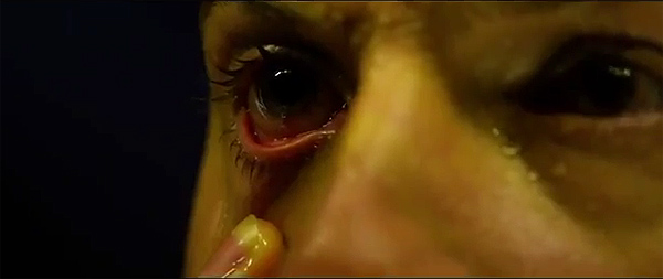 prometheus-ridley-scott-ojo-sintomas-infeccion "Prometheus". El terror físico que generan los síntomas de la infección no podía faltar