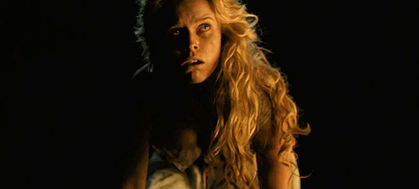 Alice Eve en "El enigma del cuervo (The Raven)". Algo más "desmejorada"