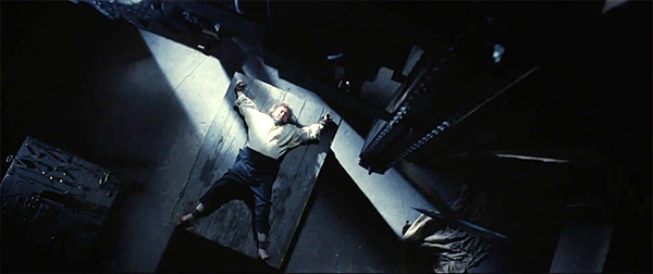 "El enigma del cuervo (The Raven)" Imagen de uno de los asesinatos inspirado en la obra de Poe: el péndulo