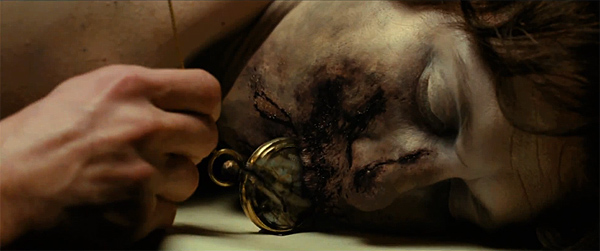 Imagen de "El enigma del cuervo (The Raven)". Asesinato de mujer