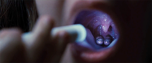 Esos dedos saliendo de la boca constituyen la imagen más destacada de "The Possession. El origen del mal"