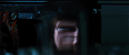 Los reflejos que deforman el rostro de la niña son una constante de "The Possession. El origen del mal"