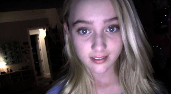 La desconocida actriz protagonista de "Paranormal Activity 4" chatea a través de la webcam. La profundidad de campo es fundamental