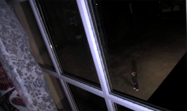 Imagen de aparición de niño fantasmal en "Paranormal Activity 4"