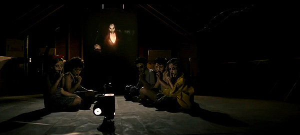 "Sinister". Imagen de lo que parece un Aquelarre presidido por el espíritu-demonio y el omnipresente proyector