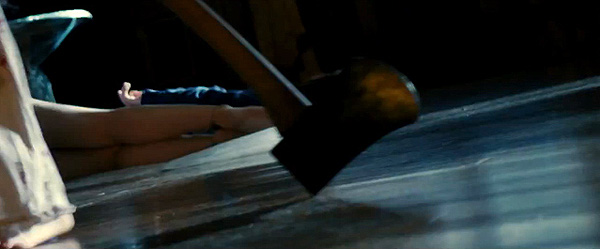 Imagen de "Sinister". El hacha recuerda también al clásico "El resplandor"