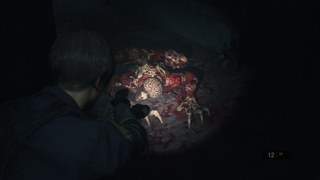 Licker en Resident Evil 2 (2019). Al apuntar la cámara se acerca más al personaje jugable. Entre la primera y la tercera persona Licker en Resident Evil 2 (2019). Al apuntar la cámara se acerca más al personaje jugable. Entre la primera y la tercera persona