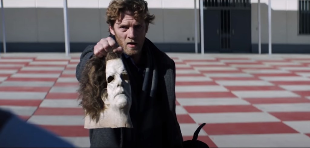 El periodista le muestra la máscara de Halloween a Michael Myers