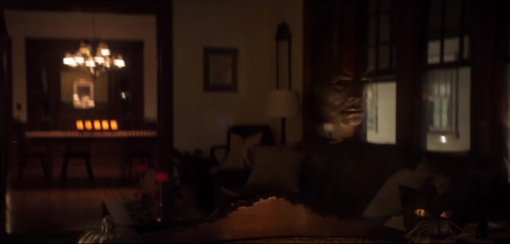 En esta excelente escena en la que la cámara permanece estática Michael Myers comete un asesinato innecesario para alcanzar su objetivo