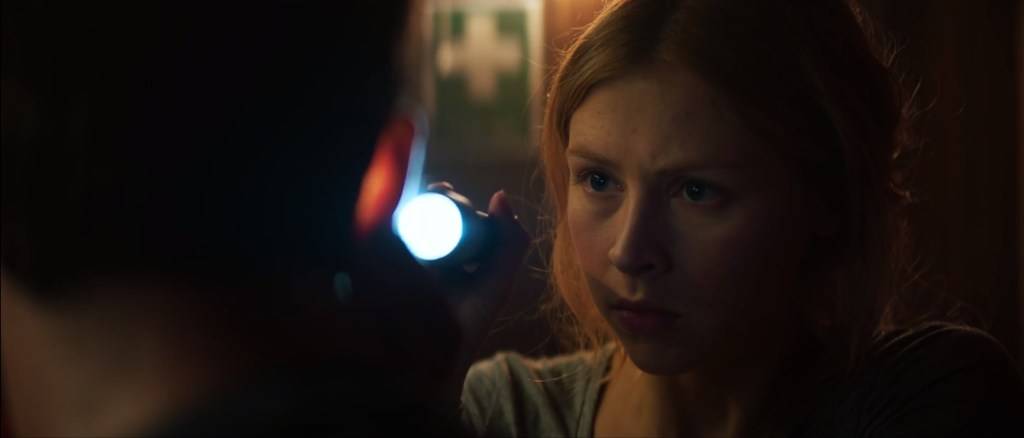 La científica buscando los síntomas del contagio en Contagio en alta mar