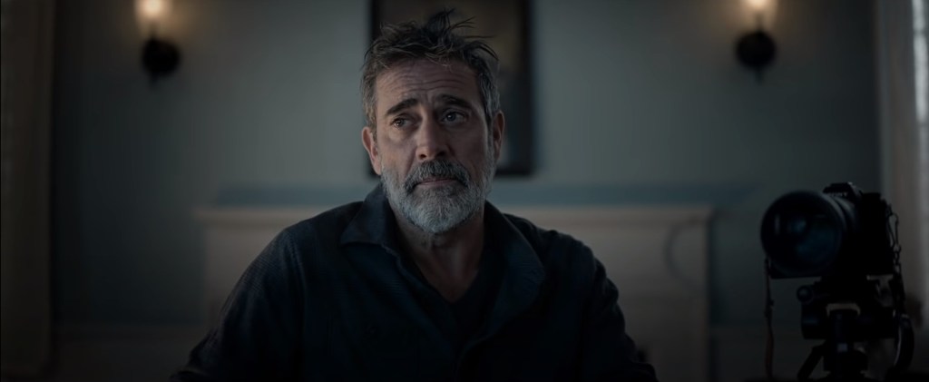 Jeffrey Dean Morgan interpreta un periodista en horas bajas en Ruega por nosotros (2021)