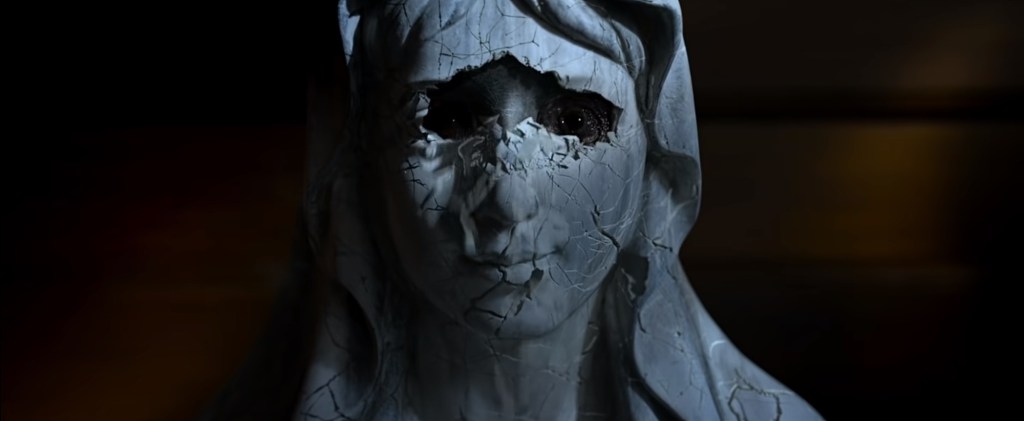 La máscara se resquebraja en Ruega por nosotros (2021)