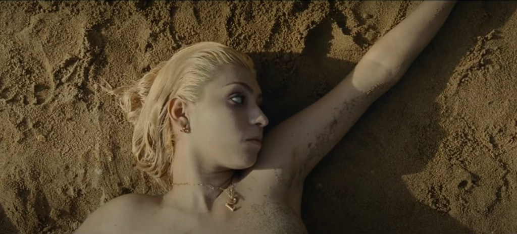 Así comienza todo, con un cadáver y varios sospechosos en un escenario cerrado ¿Diez negritos? No, para nada