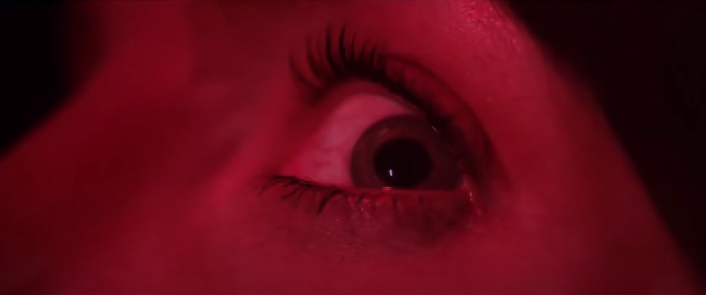 Un plano muy de Argento: color rojo y primer plano del ojo aterrorizado de la protagonista Un plano muy de Argento: color rojo y primer plano del ojo aterrorizado de la protagonista