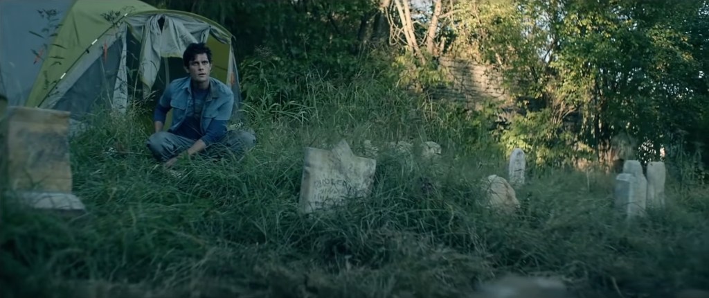 Acampar en un cementerio no es buena idea Adam