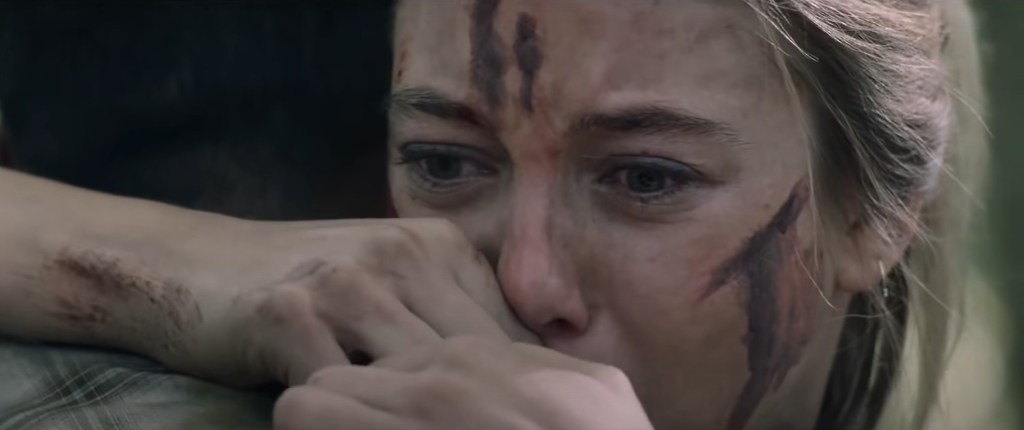 Convincente interpretación de Charlotte Vega en "Wrong Turn: Sendero al infierno"