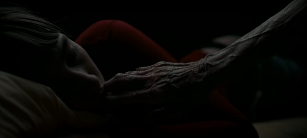 El cuerpo envejecido es un espectáculo terrorífico en "La abuela" (2021)